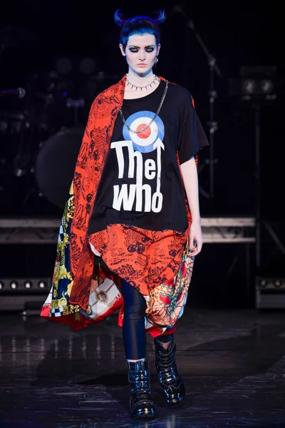 Look 18